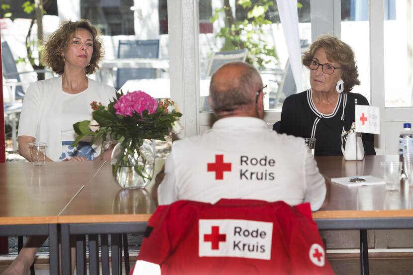 Prinses Margriet in gesprek met vrijwilligers van het Rode Kruis