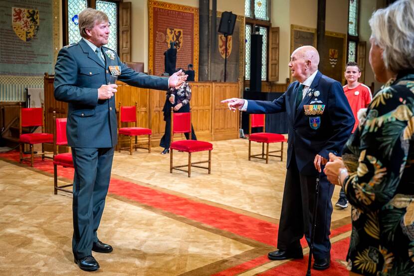 Koning Willem-Alexander in de Ridderzaal in gesprek met een veteraan
