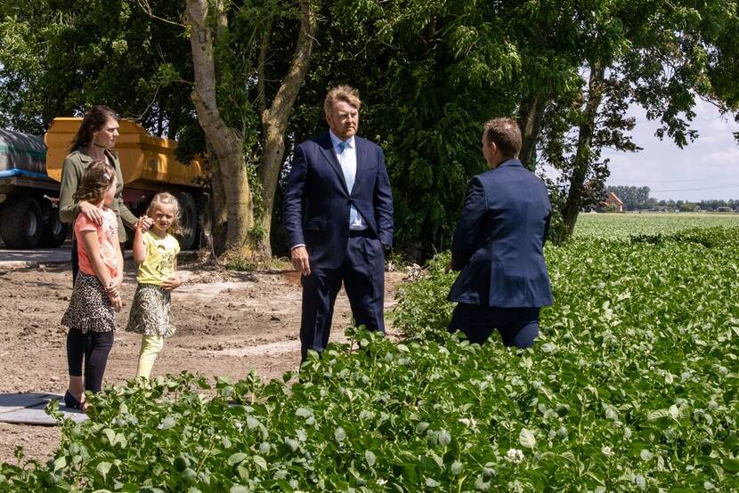Koning Willem-Alexander bekijkt een akker van een agrarisch bedrijf