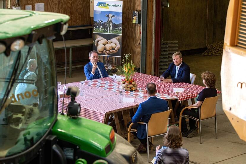 Koning Willem-Alexander in gesprek met agrariërs en LTO Nederland
