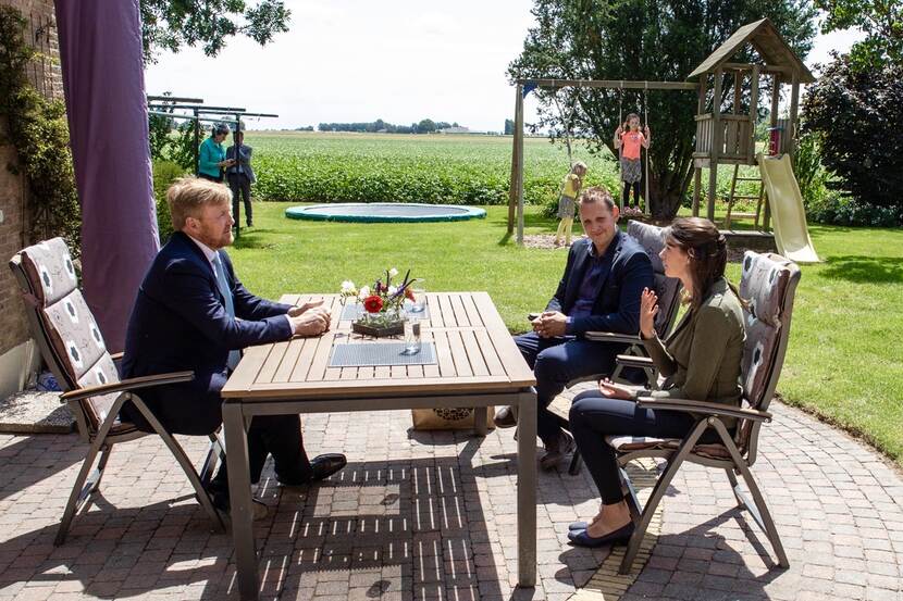 Koning Willem-Alexander spreekt met eigenaren van Van der Poel Loonbedrijf & Akkerbouw