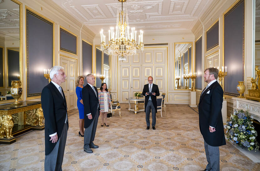 Beëdiging van de ambassadeurs drs. J.E. van Wieren en ir. J.T.M.G. Steeghs