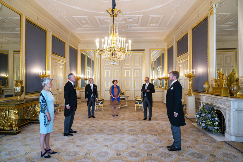 Beëdiging van de ambassadeurs drs. P.M. Tholen en mevrouw drs. J. van der Velde