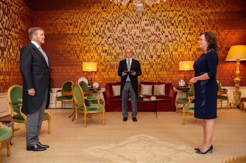 Koning Willem-Alexander benoemt mevrouw drs. T. van Ark tot minister voor Medische Zorg