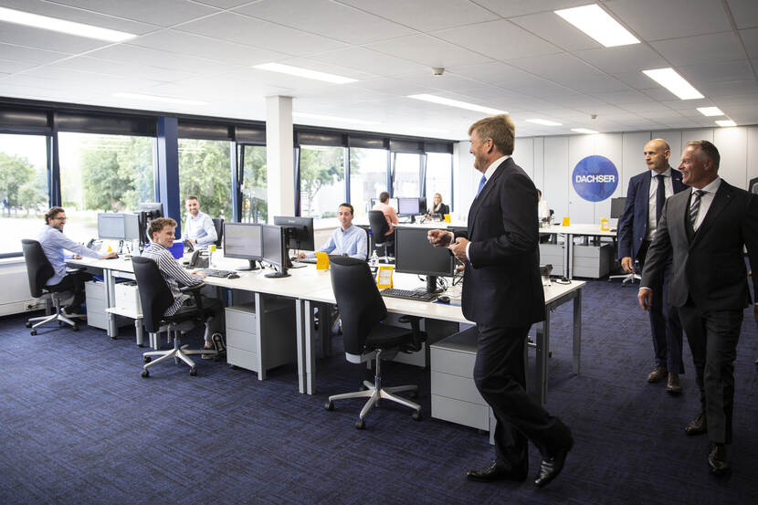 Koning Willem-Alexander in gesprek met kantoormedewerkers van Dachser