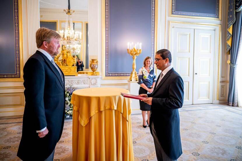 Koning Willem-Alexander ontvangt de geloofsbrieven van de ambassadeur van Bangladesh