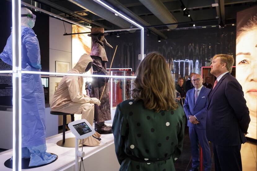 Koning Willem-Alexander opent de tentoonstelling ‘Besmet!’