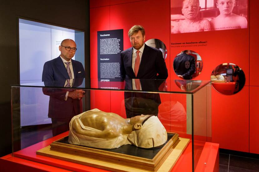 Koning Willem-Alexander opent de tentoonstelling ‘Besmet!’