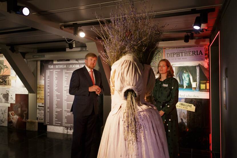Koning Willem-Alexander opent de tentoonstelling ‘Besmet!’