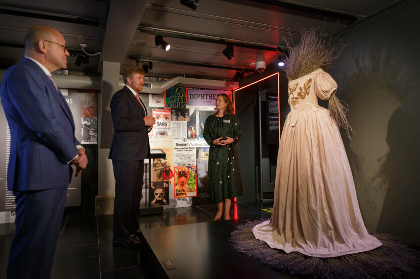 Koning Willem-Alexander opent de tentoonstelling ‘Besmet!’