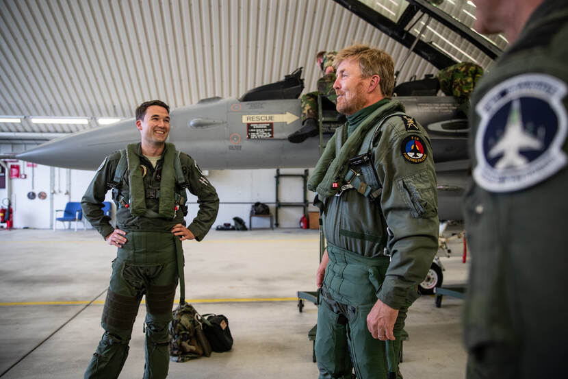 Koning Willem-Alexander bezoekt de vliegbasis Volkel