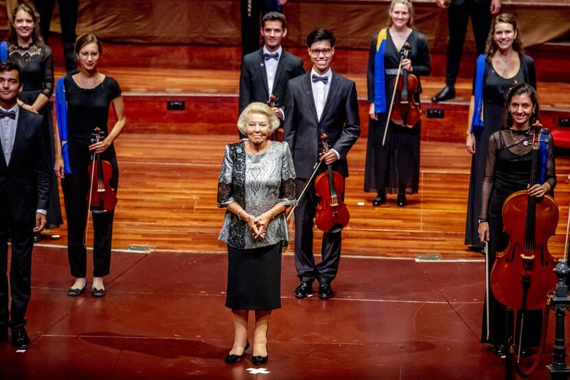 Prinses Beatrix bij een concert van het European Union Youth Orchestra