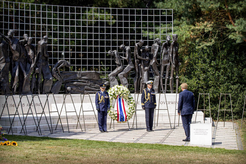 Koning Willem-Alexander legt de eerste krans bij het Indisch Monument in Den Haag
