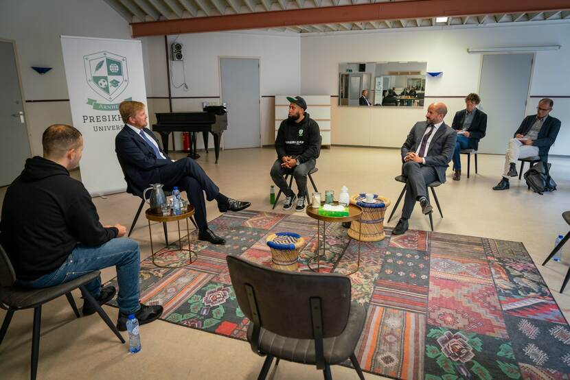 De Koning in gesprek met enkele mensen op Presikhaaf University