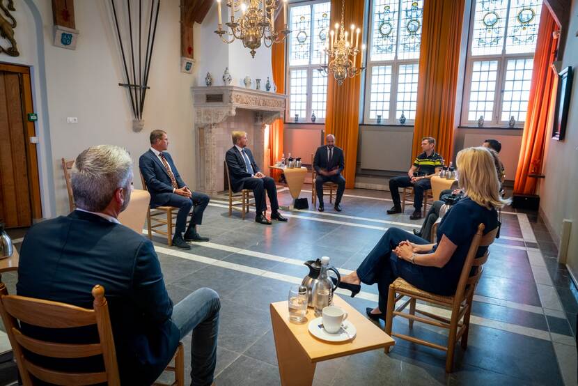 De Koning spreekt in stadhuis van Arnhem over de aanpak van drugscriminaliteit