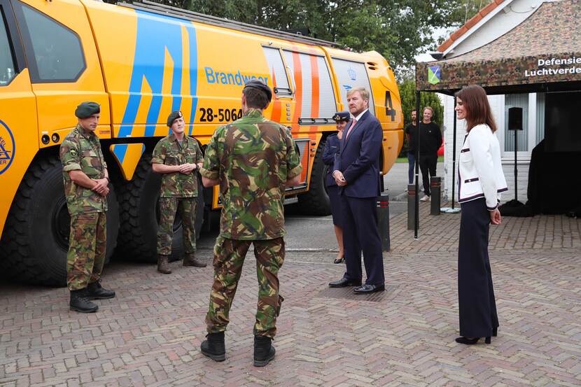 Koning en staatssecretaris Visser bezoeken HR-proeftuin van Defensie
