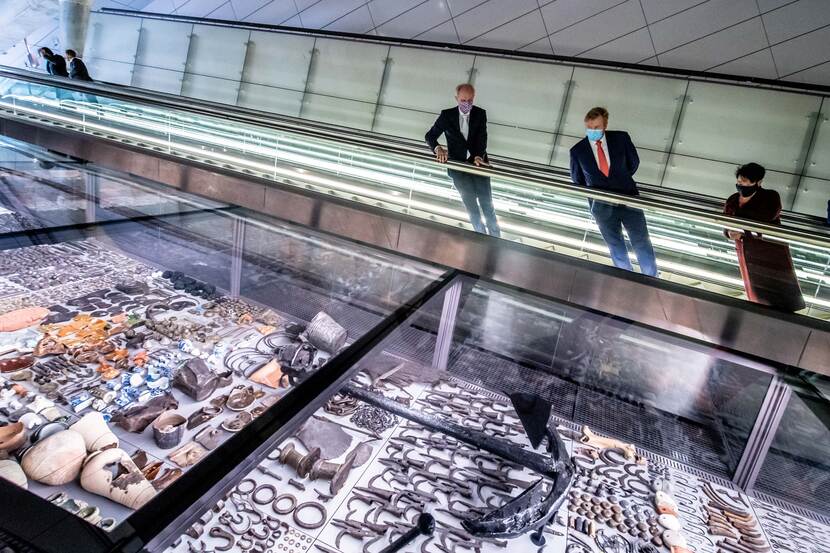 De Koning bekijkt archeologische vondsten in een metrostation