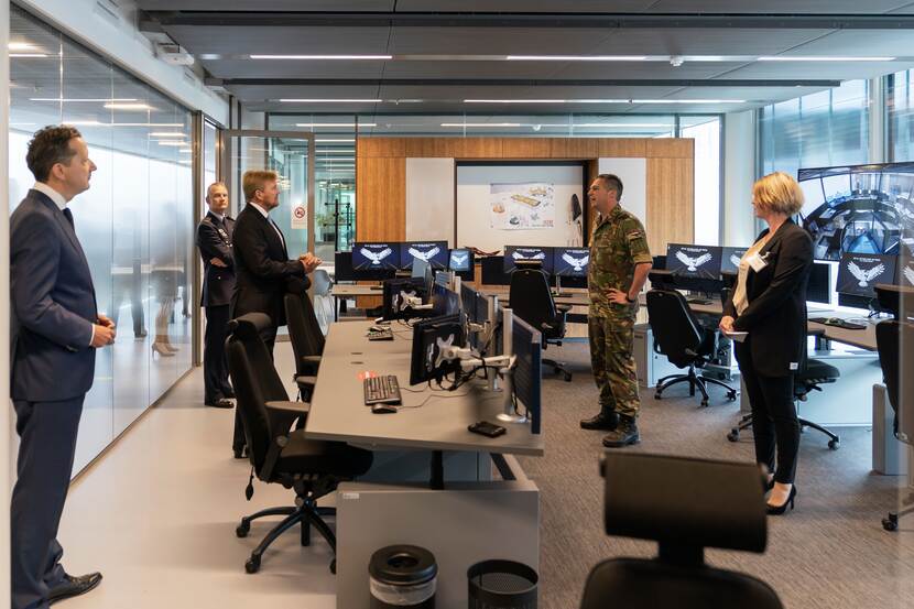 Koning Willem-Alexander spreekt met medewerkers van Luchtverkeersleiding Nederland