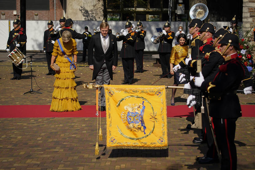 Koninklijk Paar groet vaandel bij Grote Kerk Den Haag
