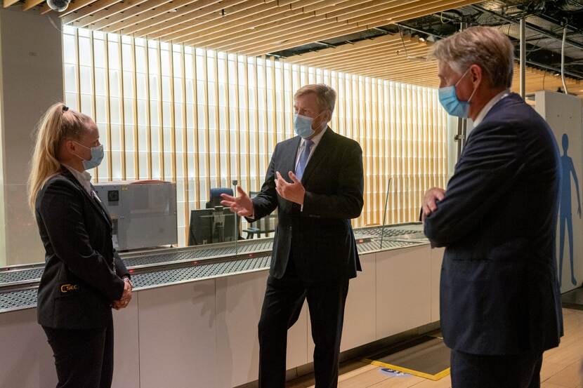 Koning Willem-Alexander in gesprek met medewerkers van Schiphol