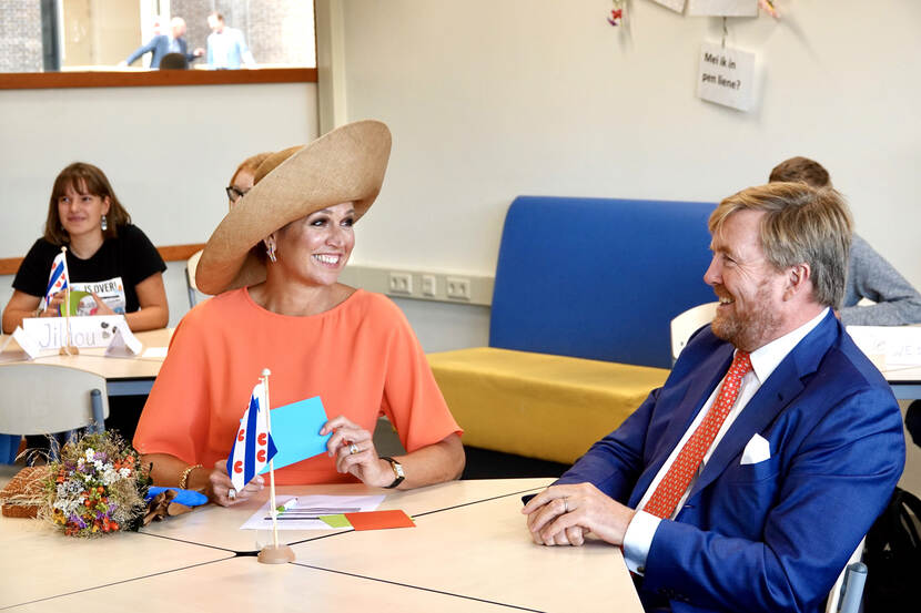 Koning en Koningin tijdens de Fryske les.