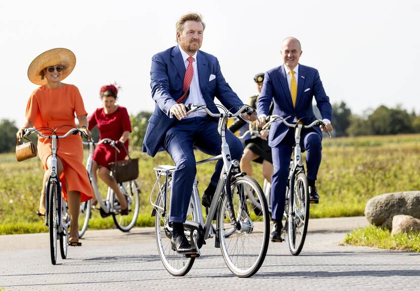De Koning en Koningin fietsend door het Ecomunitypark in Oosterwolde