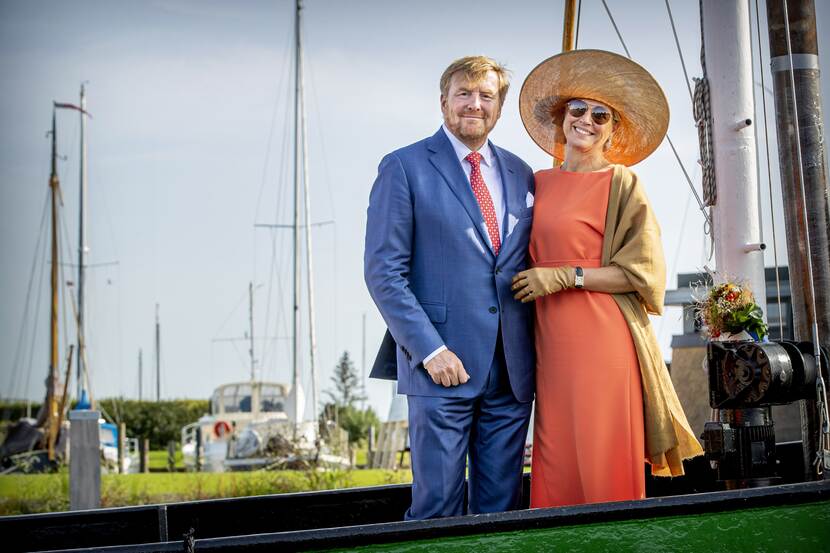 Koning en Koningin op een Fries schip.