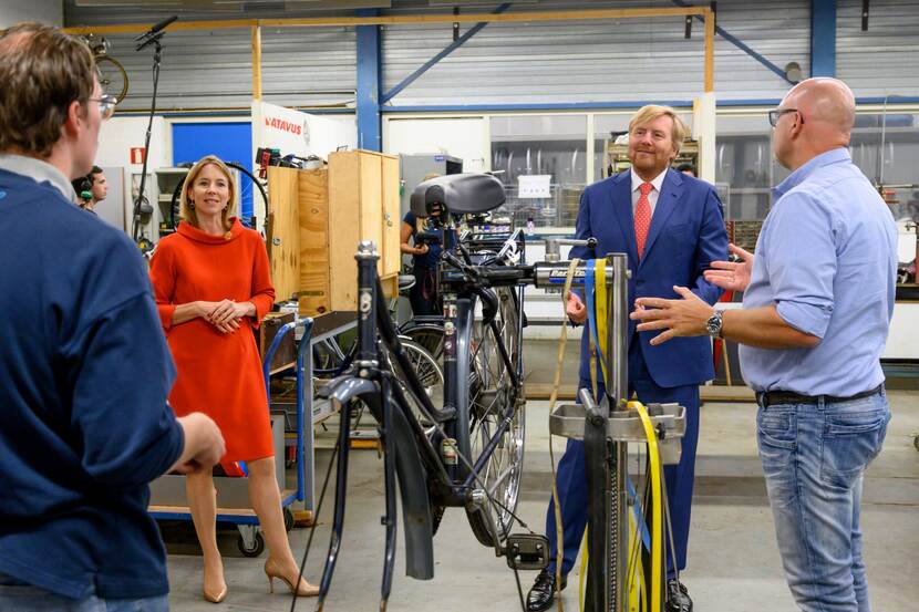 Koning Willem-Alexander en staatssecretaris Van Veldhoven bezoeken een kringloopwinkel