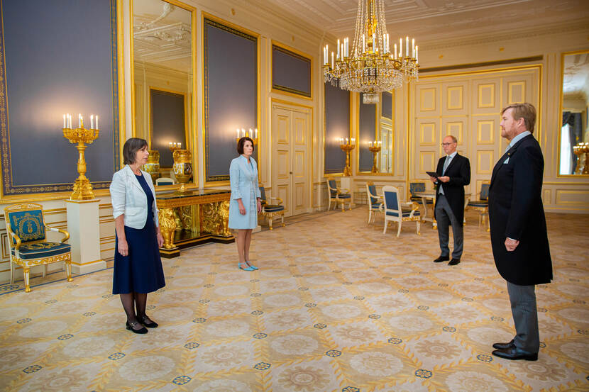 Koning Willem-Alexander beëdigt twee staatsraden