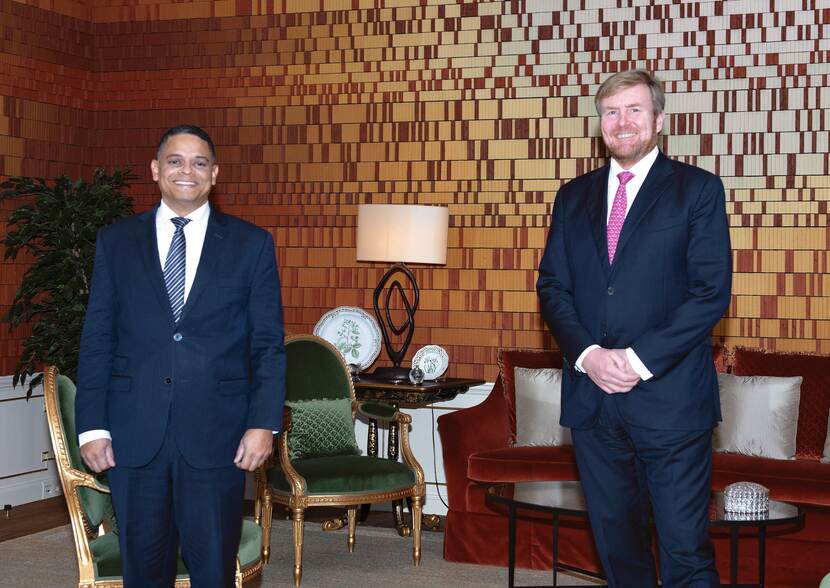 Koning Willem-Alexander met de minister-president van Curaçao, Eugene Rhuggenaath.