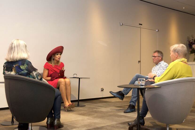 Koningin in gesprek.