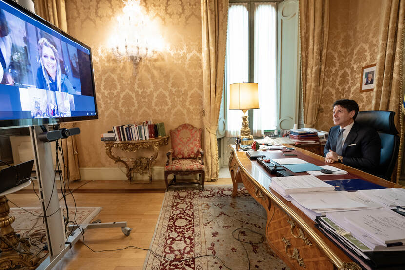 Koningin Máxima in videocall met Italiaanse minister-president Conte.