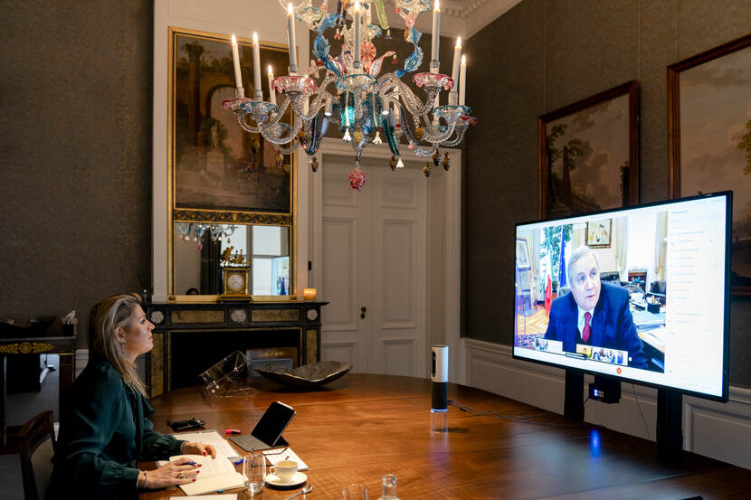 Koningin videobelt met Ignazio Visco, gouverneur van de Banca d’Italia.