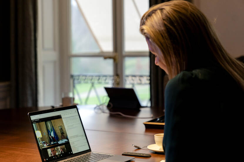 Koningin Máxima in videocall.
