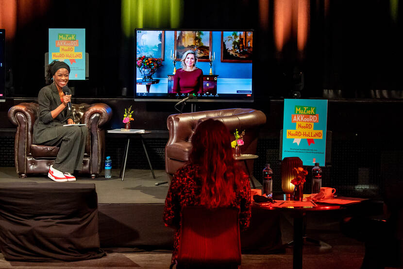 Zangeres Giovanca presenteert de feestelijke aftrap voor muziekonderwijs in Noord Noord-Holland.