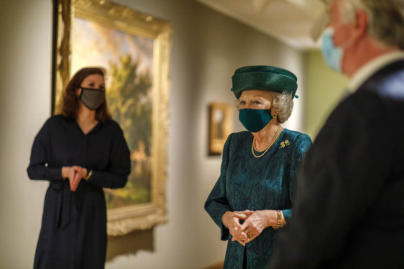 Prinses Beatrix bezoekt schilderijententoonstelling