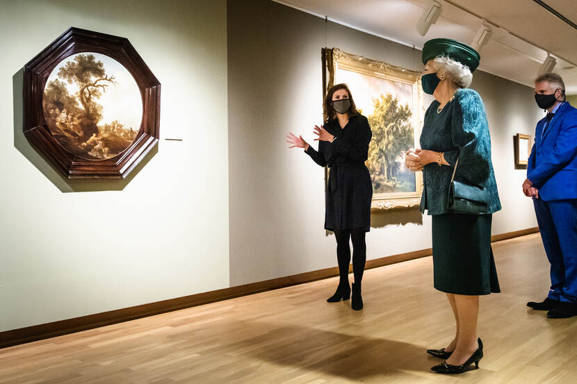 Prinses Beatrix bewondert een schilderij van een boom