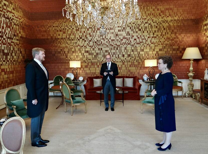 Koning in zaal met vrouw