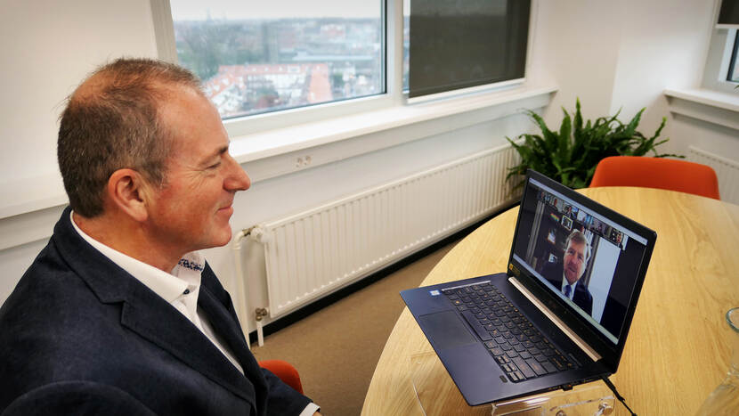 Koning Willem-Alexander videobelt over digitale infrastructuur