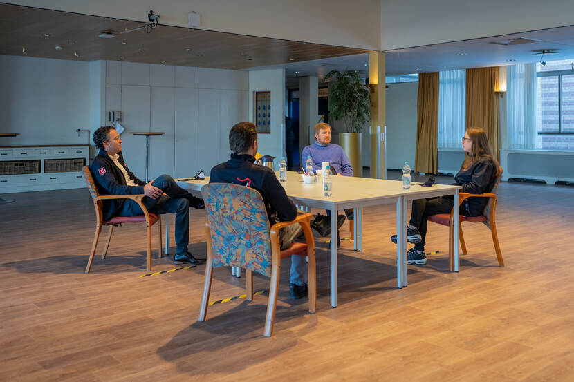Koning Willem-Alexander in gesprek met regiodirecteur en 2 medewerkers winteropvang Leger des Heils