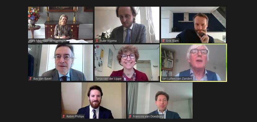 Onderzoekers van de Universiteit Utrecht in gesprek met Koningin Máxima