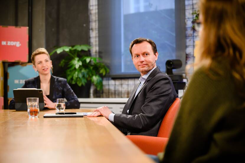 Mensen in gesprek aan tafel