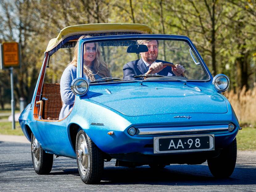 Koning Willem-Alexander en de Prinses van Oranje rijden samen in een DAF Kini.