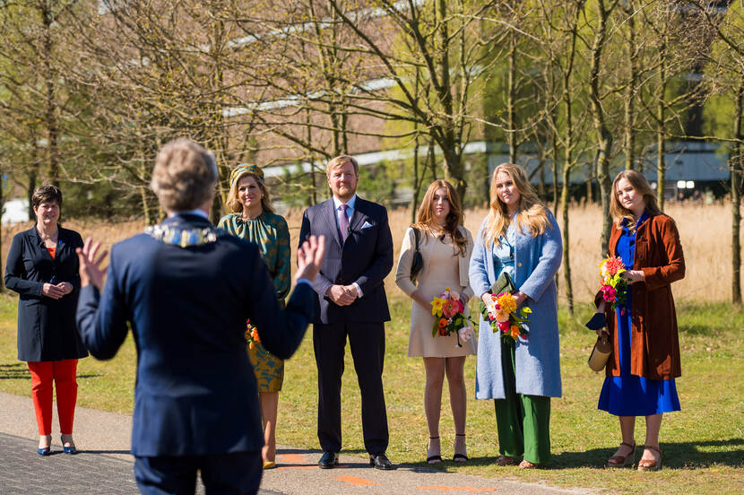 Koninklijk gezin en burgemeester Eindhoven.