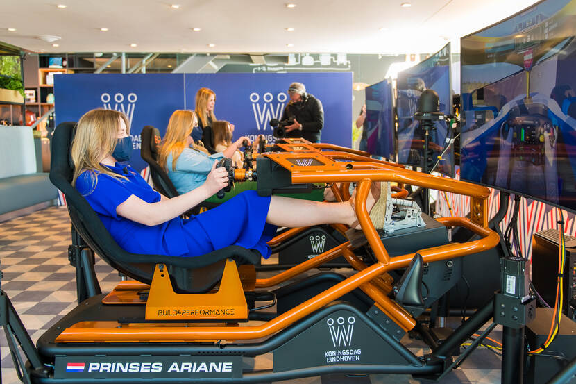 Prinsessen Ariane, Amalia en Ariane in een race-simulator.