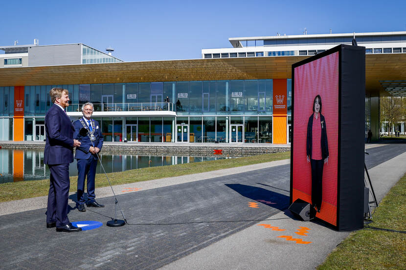 Koning en burgemeester voor videoscherm.