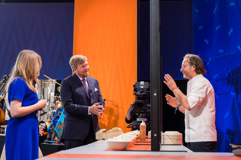 Koning en prinses Ariane bij bakjes eten.