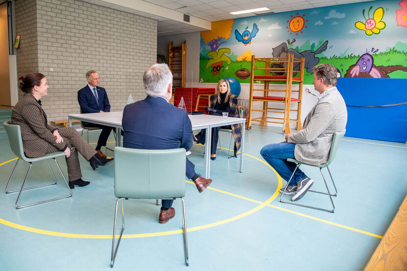Koningin Máxima bezoekt Valentijnschool in Rotterdam