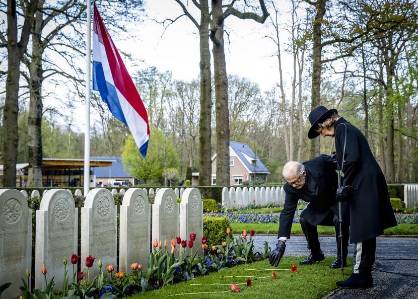 Prinses Margriet en prof. mr. Pieter van Vollenhoven leggen bloemen.