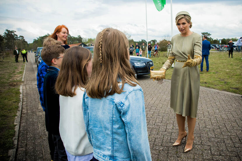 Koningin Máxima in gesprek met kinderen